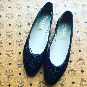 CHANEL Black Flats with Bow Detail